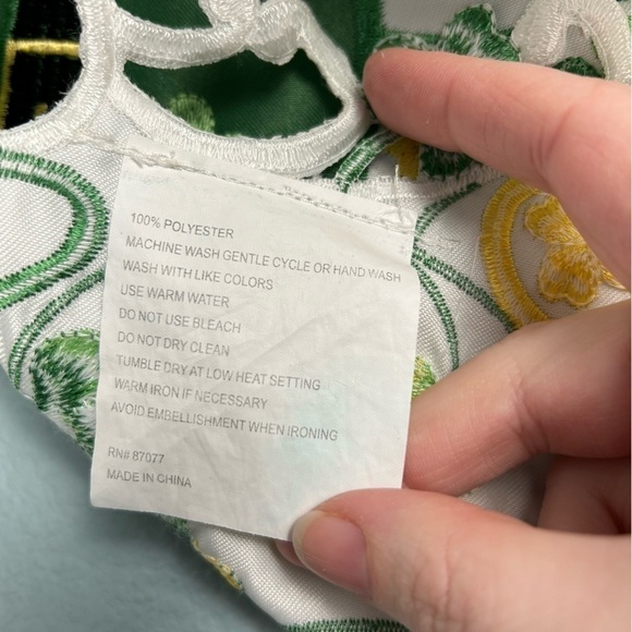 St. Patrick's Day Green and Yellow Embroidered Square Table Cloth 34"x34" - Picture 7 of 7